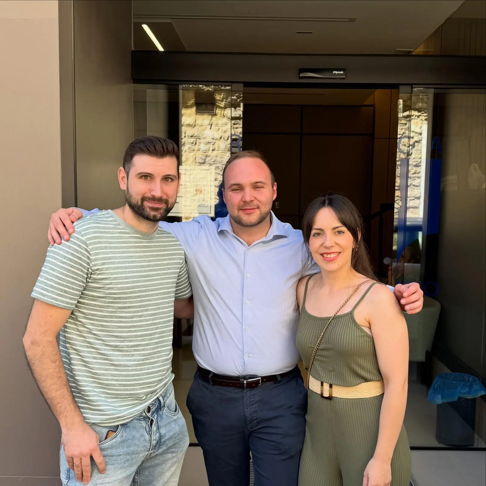 Clientes de Kapex Real Estate el día de la firma de su hipoteca (2)