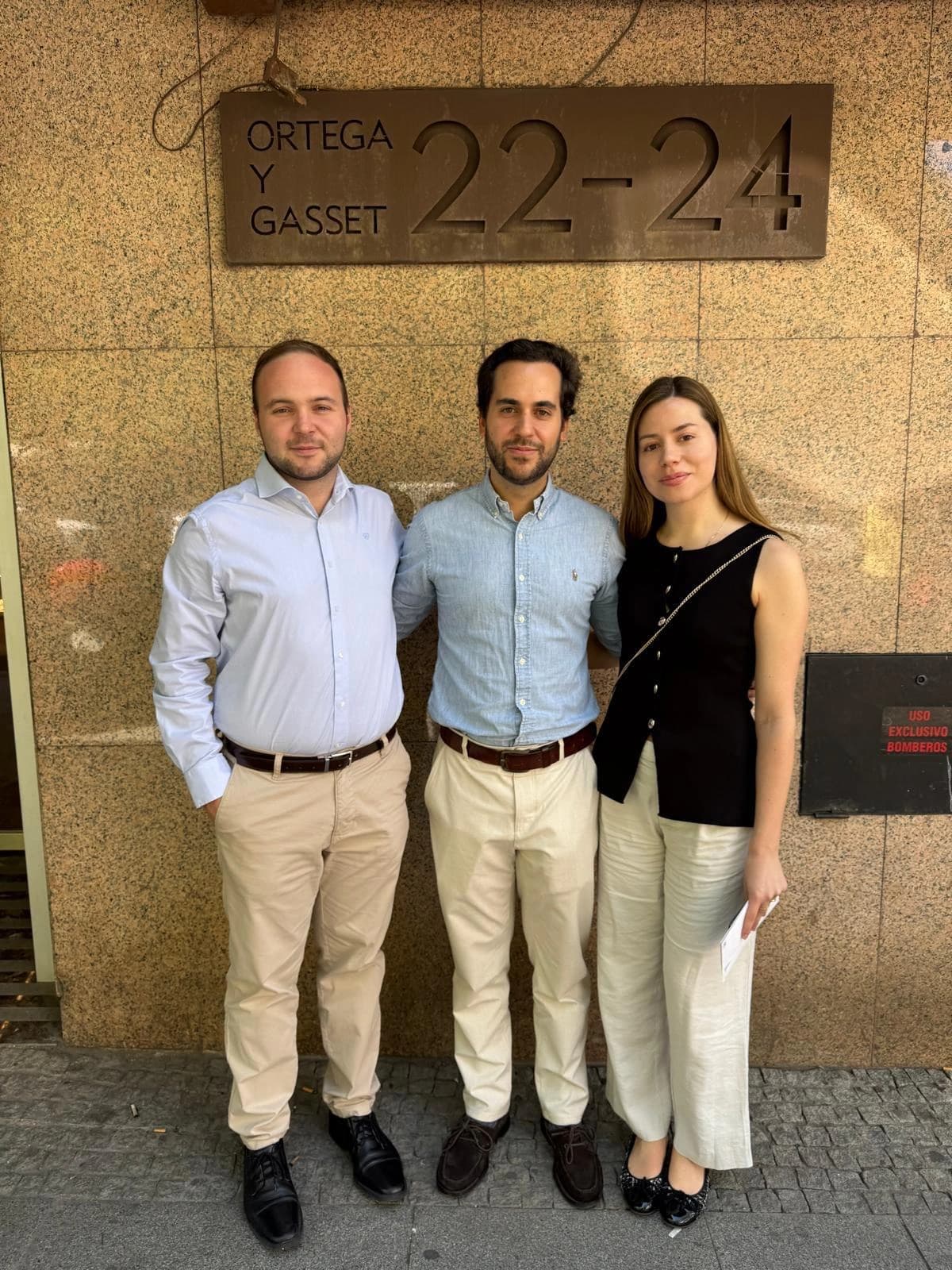 Clientes de Kapex Real Estate el día de la firma de su hipoteca (5)
