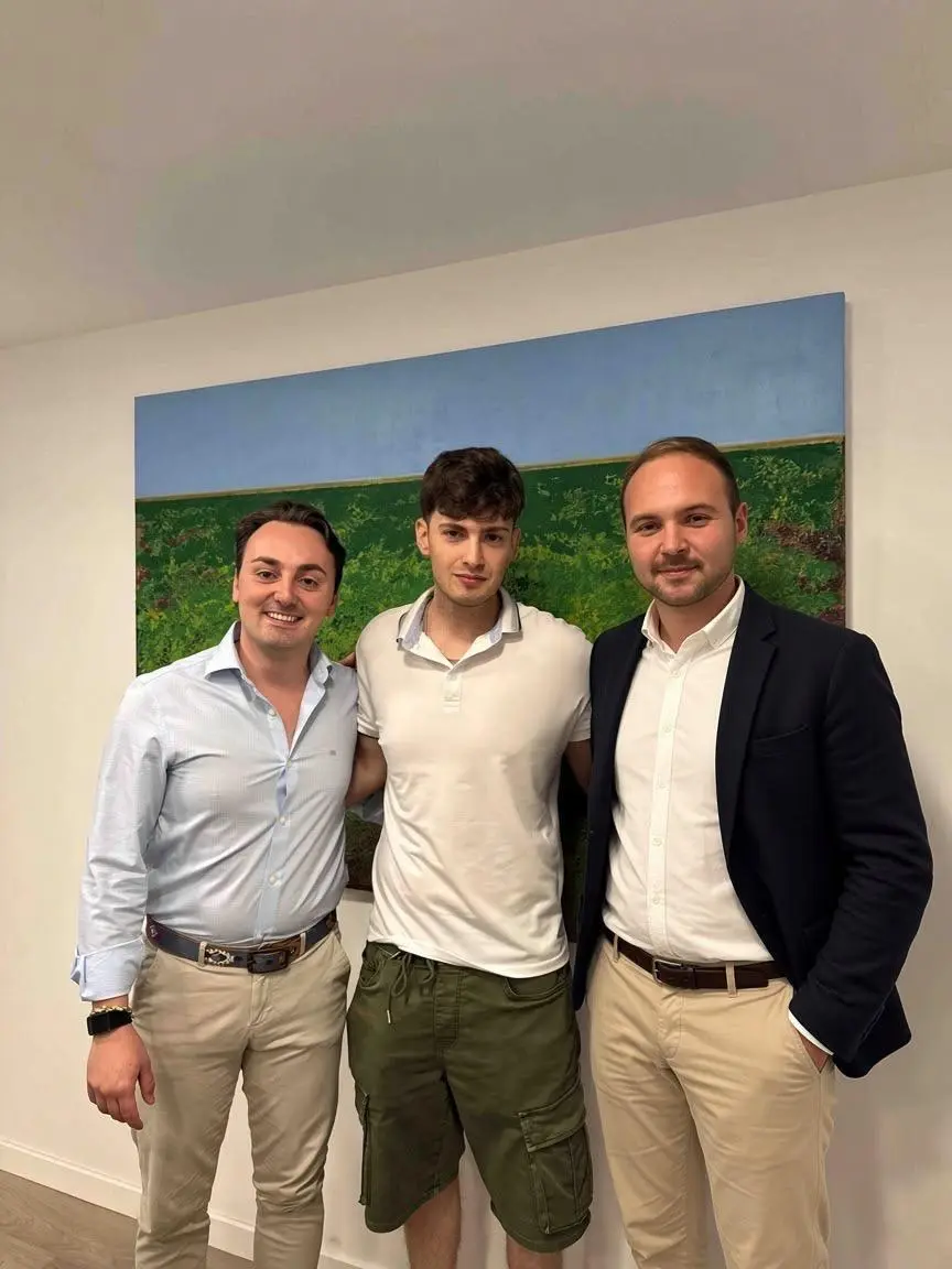 Clientes de Kapex Real Estate el día de la firma de su hipoteca (10)